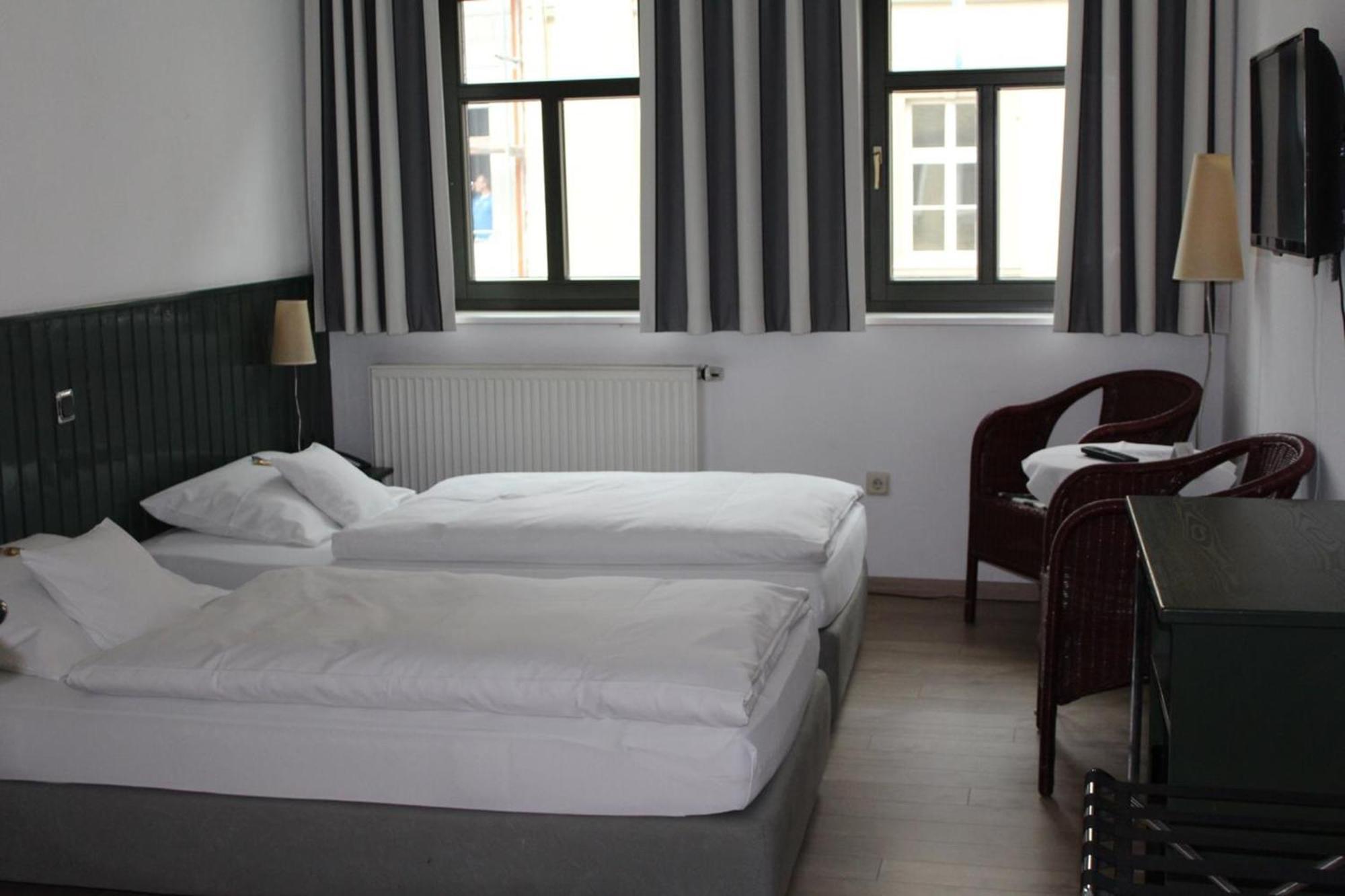Hotel Cafe Rhoenperle Bad Neustadt an der Saale Buitenkant foto