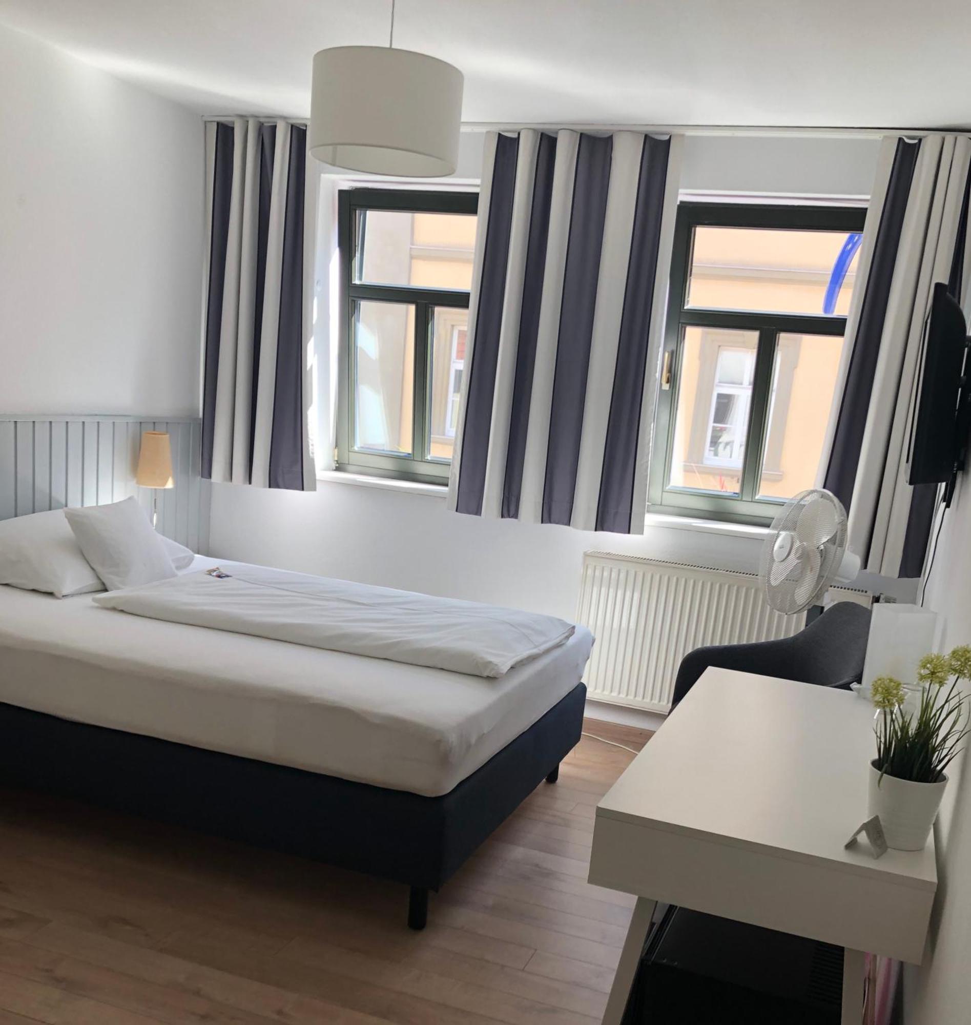 Hotel Cafe Rhoenperle Bad Neustadt an der Saale Buitenkant foto